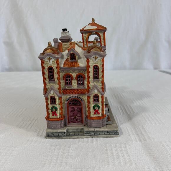 Lemax Caddington Village Grand Junction Station Porcelain Light House Christmas - Picture 7 of 10